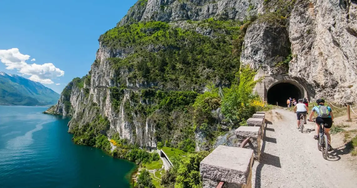 Entdecken Sie die Wunder des Gardasees: Ponale-Pfad, Wallfahrtskirche Madonna della Corona und Fahrradtour